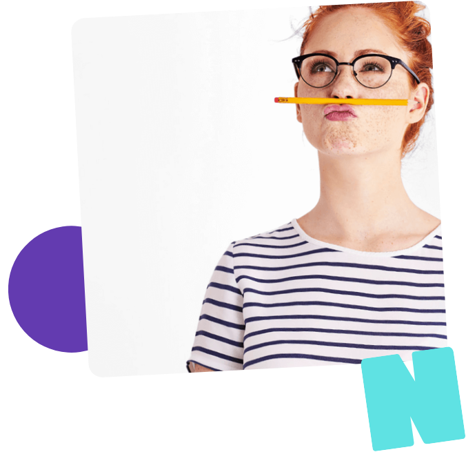 Eine Frau mit Brille und zusammengebundenen Haaren hat sich einen Bleistift zwischen Lippen und Nase geklemmt.