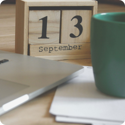 Drei Höltzklötze bilden den Kalendereintrag: 13. September