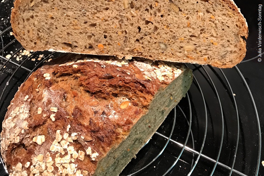 Gebackenes Brot auf einem Küchenrost. 