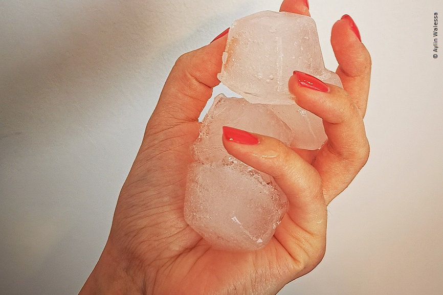Aylin hält Eiswürfel in den Händen. 
