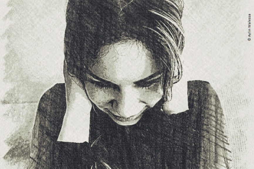 Ein editiertes Foto von Aylin. Sie fährt sich mit den Händen durch die Haare und blickt nach unten. 