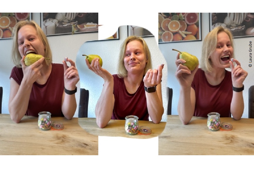Drei Fotos von Laura. Von Links nach rechts: Laura hält eine Birne und ein Weingummi in der Hand, sie beißt in die Birne. Laura schaut zwischen Birne und Weingummi hin und her. Laura hält die Birne und das Weingummi und beißt in das Weingummi. 
