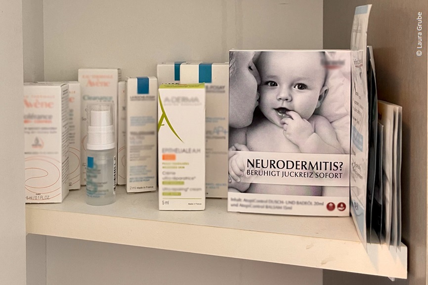 Ein Regal mit verschiedenen Pflegeprodukten und einer Broschüre auf der steht: Neurodermitis? Beruhigt Juckreiz sofort. 