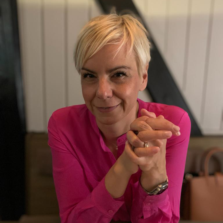 Frau Dr. Jobst lacht in die Kamera.