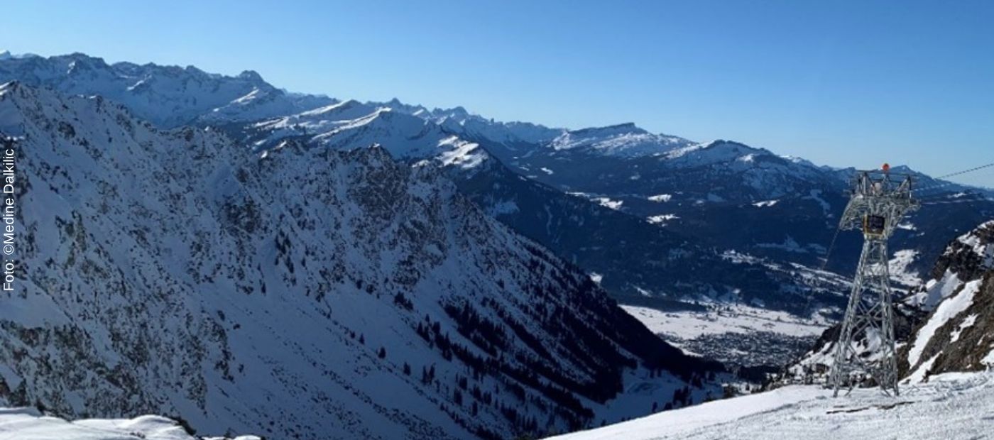 Eine bergige Schneelandschaft. 