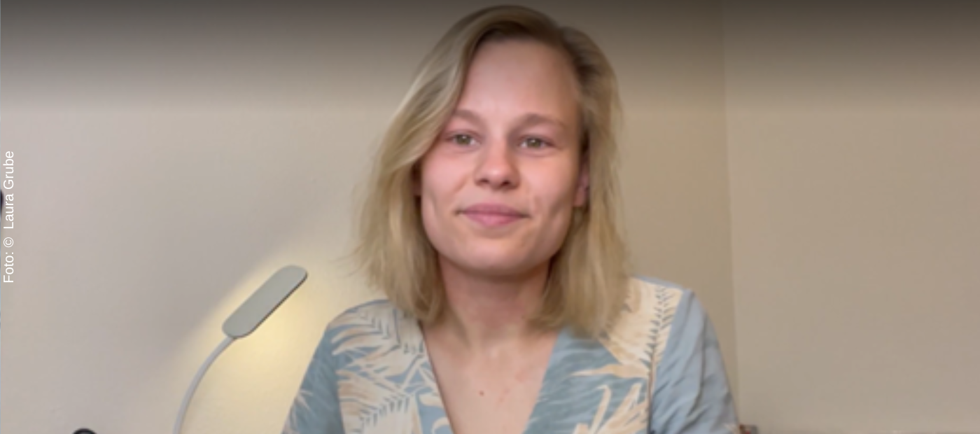 Laura lächelt in die Kamera.