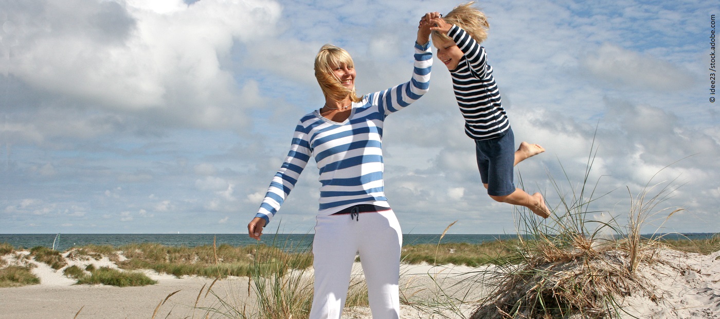 Mutter und Sohn spielen am Strand. 