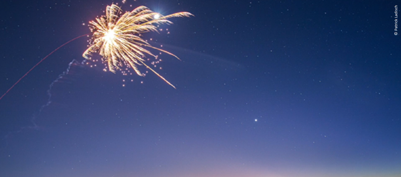 Ein Feuerwerk am Nachthimmel. 