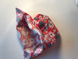 Roter Stoff mit bunten Blumen.