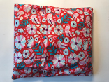 Roter Stoff mit bunten Blumen.