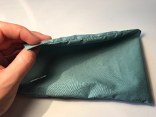 Eine Hand hält einen Stoff.