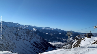 Eine bergige Schneelandschaft.