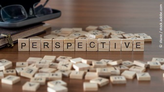 Das Wort Perspective ist mit Scrable Steinen auf einem Tisch aufgestellt. 