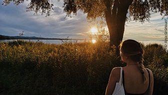 Anja schaut sich einen Sonnenuntergang an. 