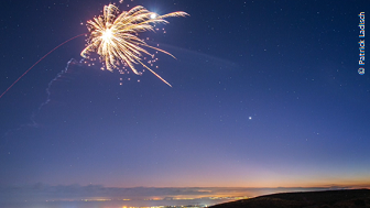 Ein Feuerwerk am Abendhimmel. 