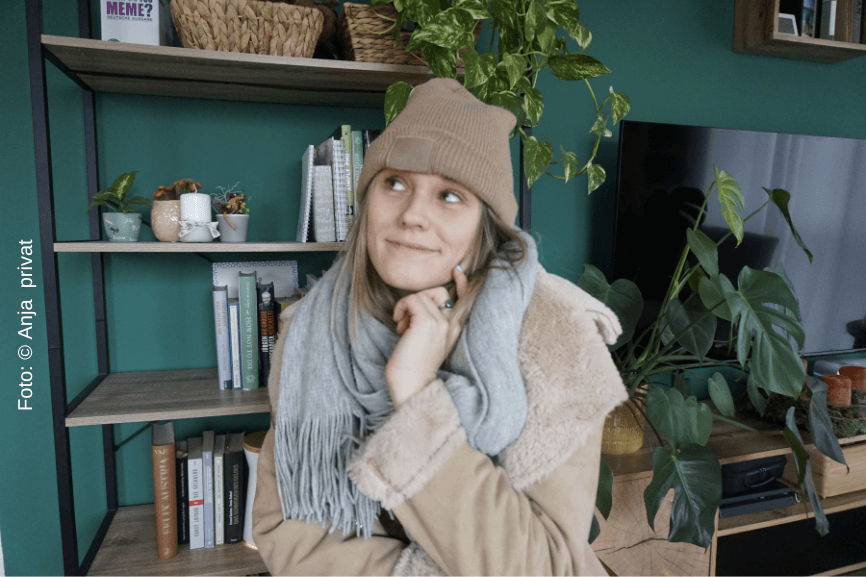 Eine Frau lacht in die Kamera.