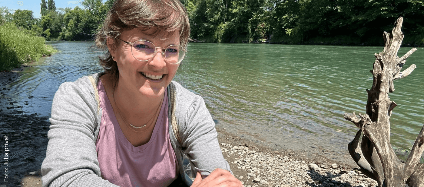 Julia an einem See – sie genießt den Stressabbau durch Sport bei Neurodermitis