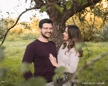 Aylin und ihr Partner zusammen in der Natur. Sie erklärt ihre Gewohnheiten mit Neurodermitis.