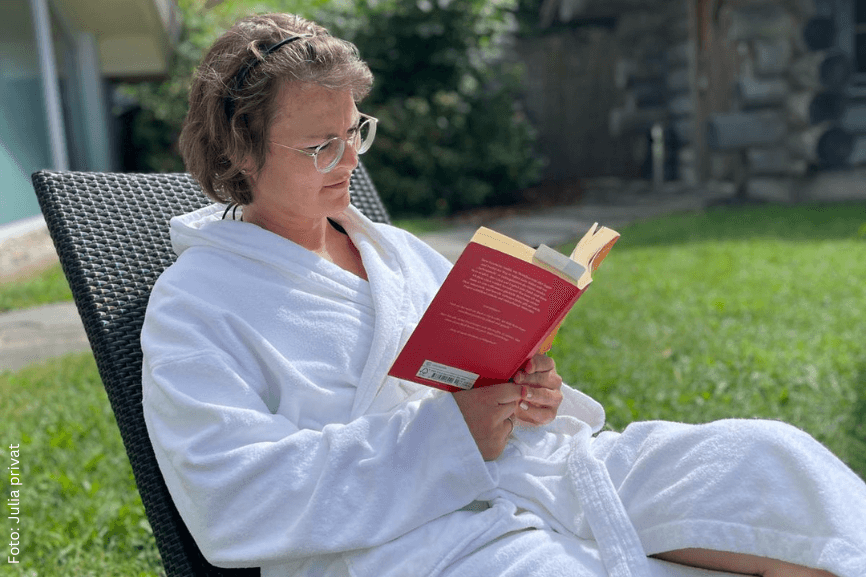 Julia entspannt bei einem Buch 