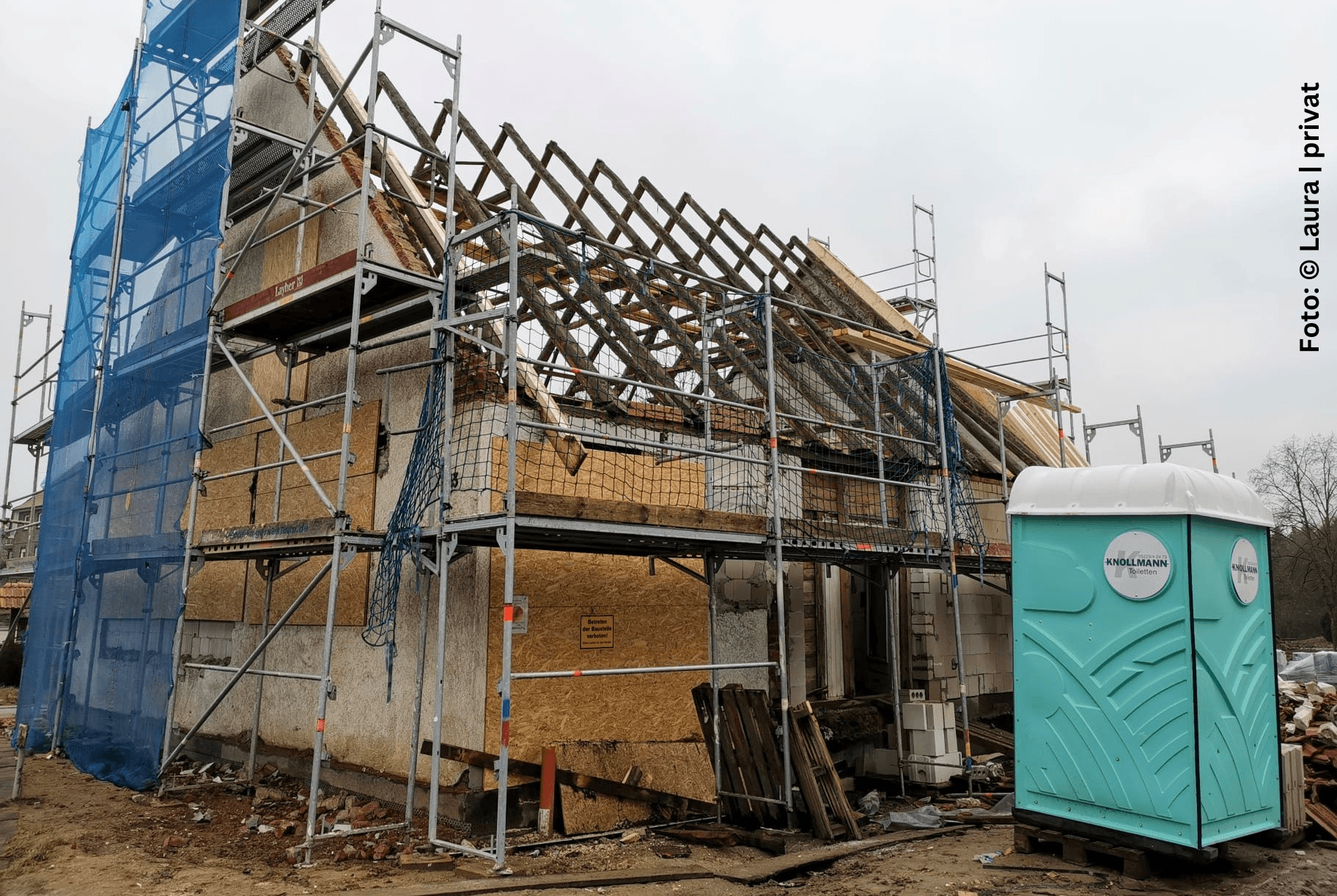 Außenansicht Haus mit Gerüst bei Lauras Haussanierung