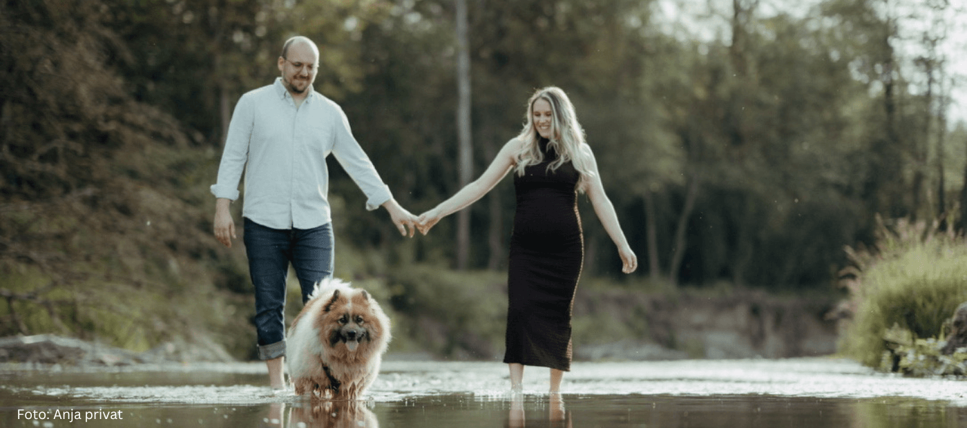 Mann und Frau laufen Hand in Hand durch die Natur
