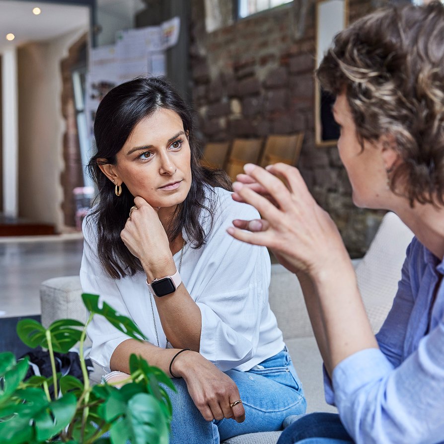 Zwei Neurodermitis-Betroffene unterhalten sich über Systemtherapien bei Neurodermitis Zwei Neurodermitis-Betroffene im Gespräch über Systemtherapien bei Neurodermitis