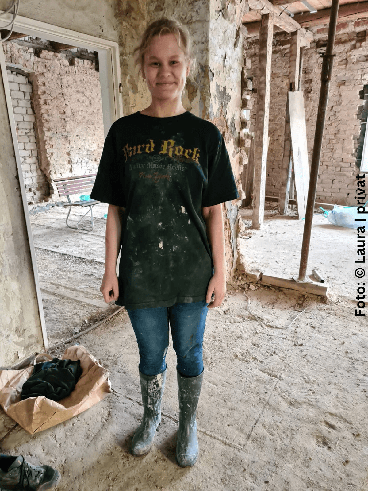 Laura mit Neurodermitis auf der Baustelle