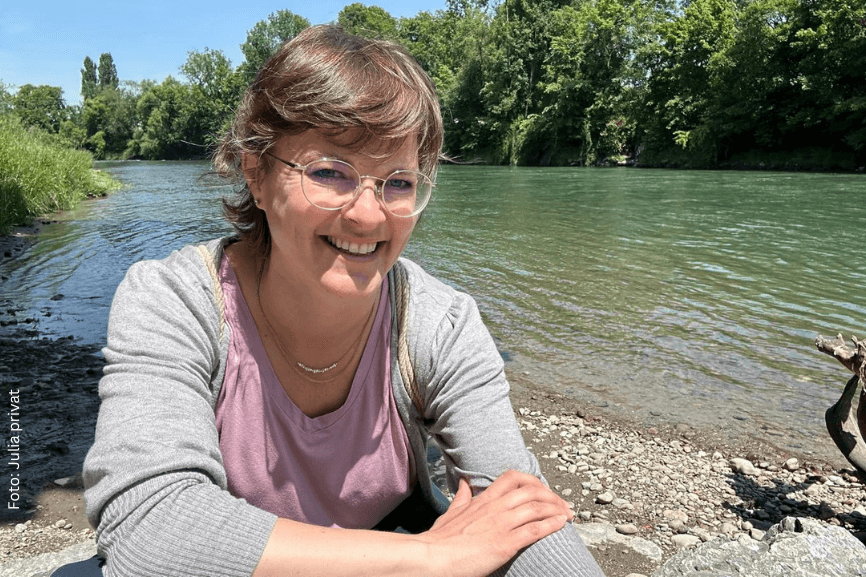 Julia an einem See – sie genießt den Stressabbau durch Sport bei Neurodermitis