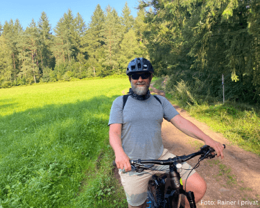 Rainer auf dem Fahrrad – er berichtet von seinen Erfahrungen mit Sport bei Neurodermitis und Asthma
