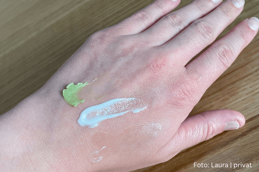 Frau testet, welche Creme bei Neurodermitis hilft