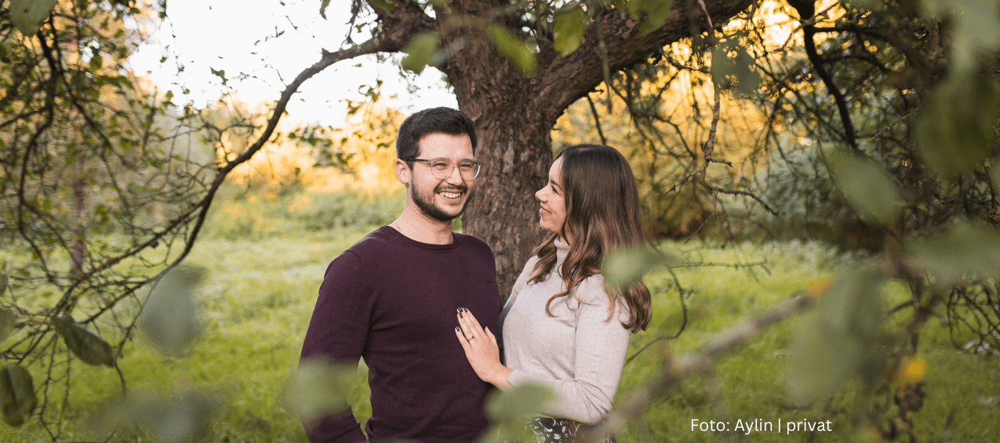 Aylin und ihr Partner zusammen in der Natur. Sie erklärt ihre Gewohnheiten mit Neurodermitis.