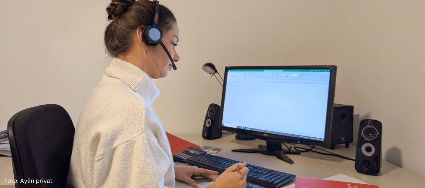 Aylin am Schreibtisch – sie teilt ihre Erfahrungen mit Neurodermitis im Büroalltag