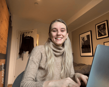 Anja an ihrem Laptop – sie schreibt über Neurodermitis bei freiberuflichen Tätigkeiten