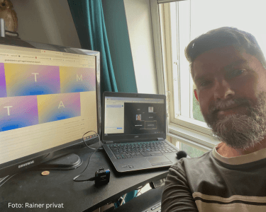 Rainer an seinem Schreibtisch – er berichtet von seiner Erfahrung am Arbeitsplatz mit Neurodermitis