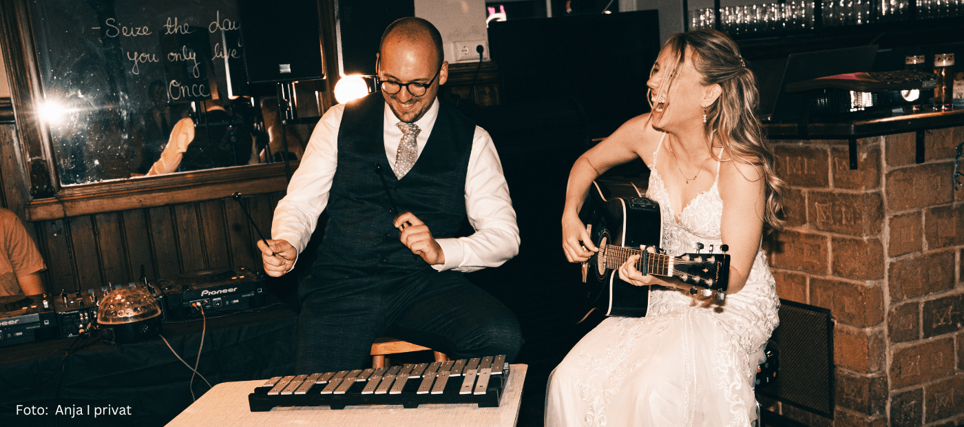 Anja und ihr Mann bei ihrer Hochzeit mit sichtbarer Neurodermitis – Erfahrungen einer Betroffenen