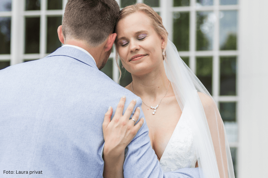 Braut und Bräutigam bei der Hochzeit, eng umarmt