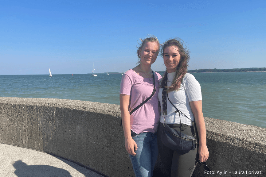 Laura und Aylin am Meer – in ihrem Podcast berichten sie über ihre Erfahrungen mit Neurodermitis im Urlaub
