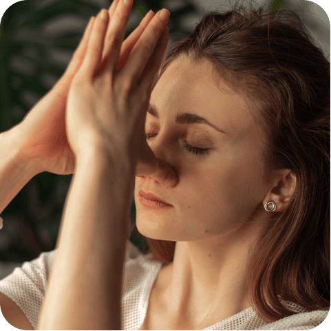 Neurodermitis-Betroffene junge Frau macht Atemübungen