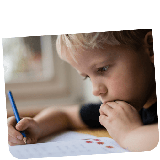 Kind, dass Hausaufgaben macht