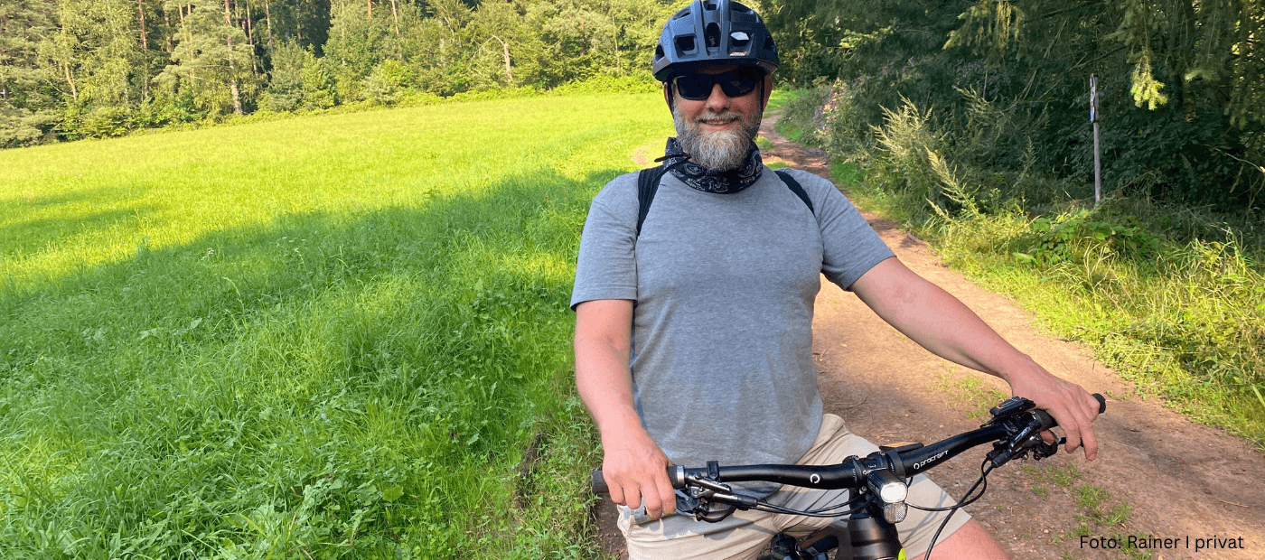 Rainer auf dem Fahrrad – er berichtet von seinen Erfahrungen mit Sport bei Neurodermitis und Asthma
