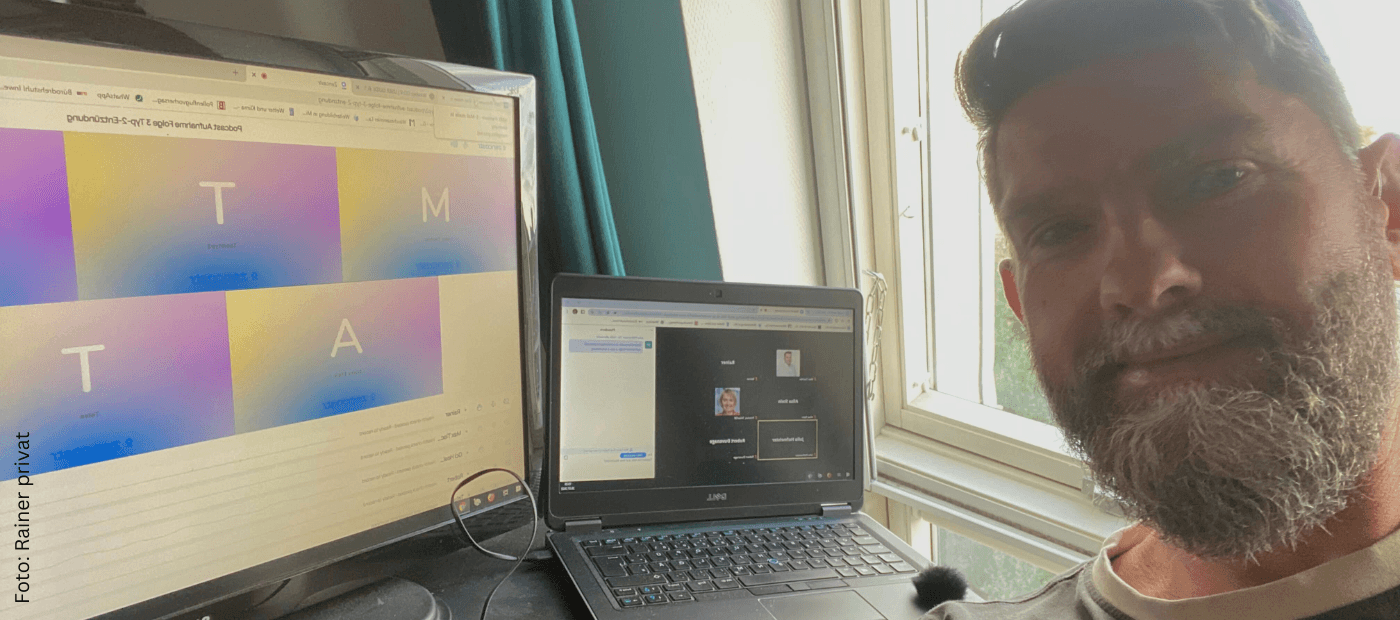 Rainer an seinem Schreibtisch – er berichtet von seiner Erfahrung am Arbeitsplatz mit Neurodermitis