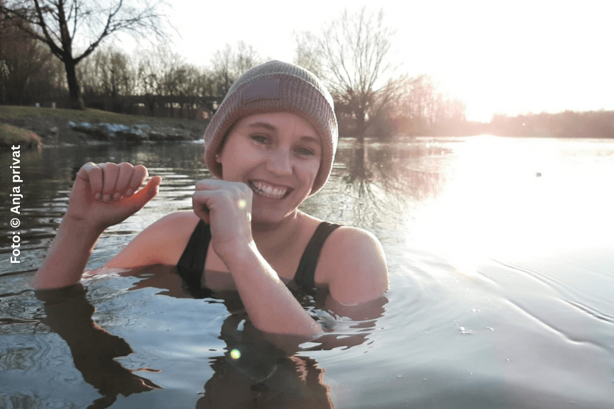 Junge Frau mit Neurodermitis im See beim Eisbaden