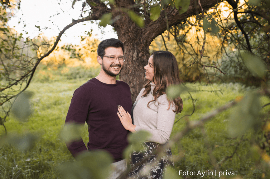 Aylin und ihr Partner zusammen in der Natur. Sie erklärt ihre Gewohnheiten mit Neurodermitis.