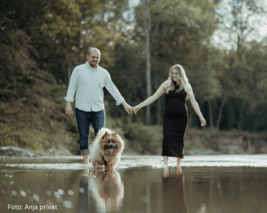 Mann und Frau laufen Hand in Hand durch die Natur