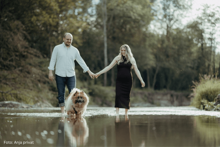 Mann und Frau laufen Hand in Hand durch die Natur