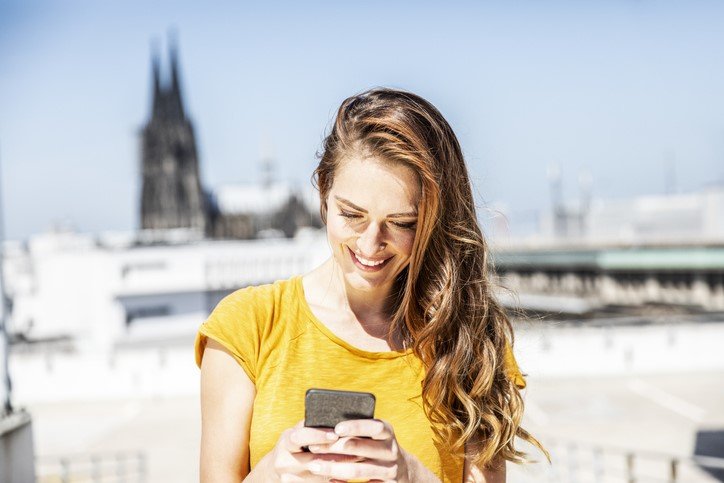 Eine junge Frau mit Handy