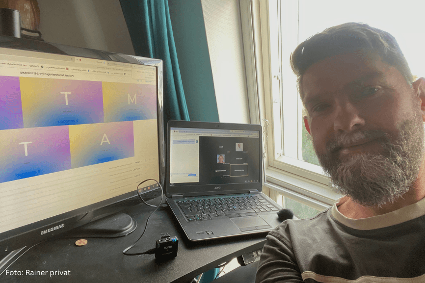 Rainer an seinem Schreibtisch – er berichtet von seiner Erfahrung am Arbeitsplatz mit Neurodermitis