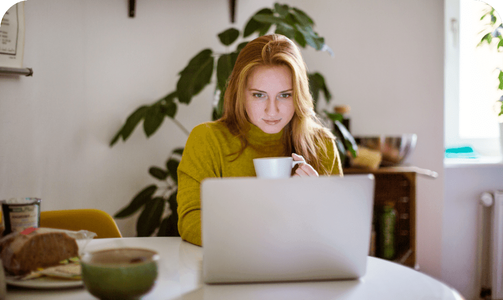 Junge Frau sitzt am Laptop