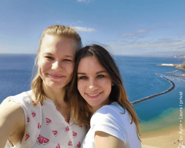 Laura und Aylin im Urlaub mit Neurodermitis. Sie berichten von ihren Erfahrungen.