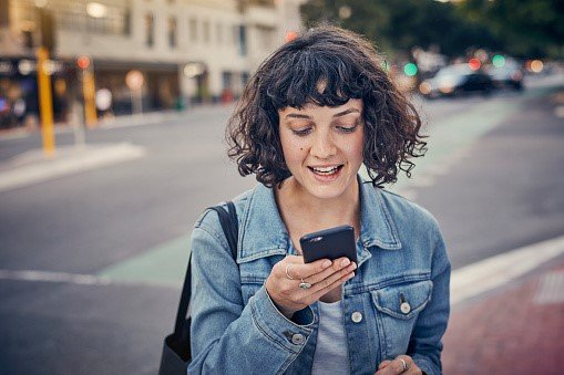 Eine junge Frau mit Handy